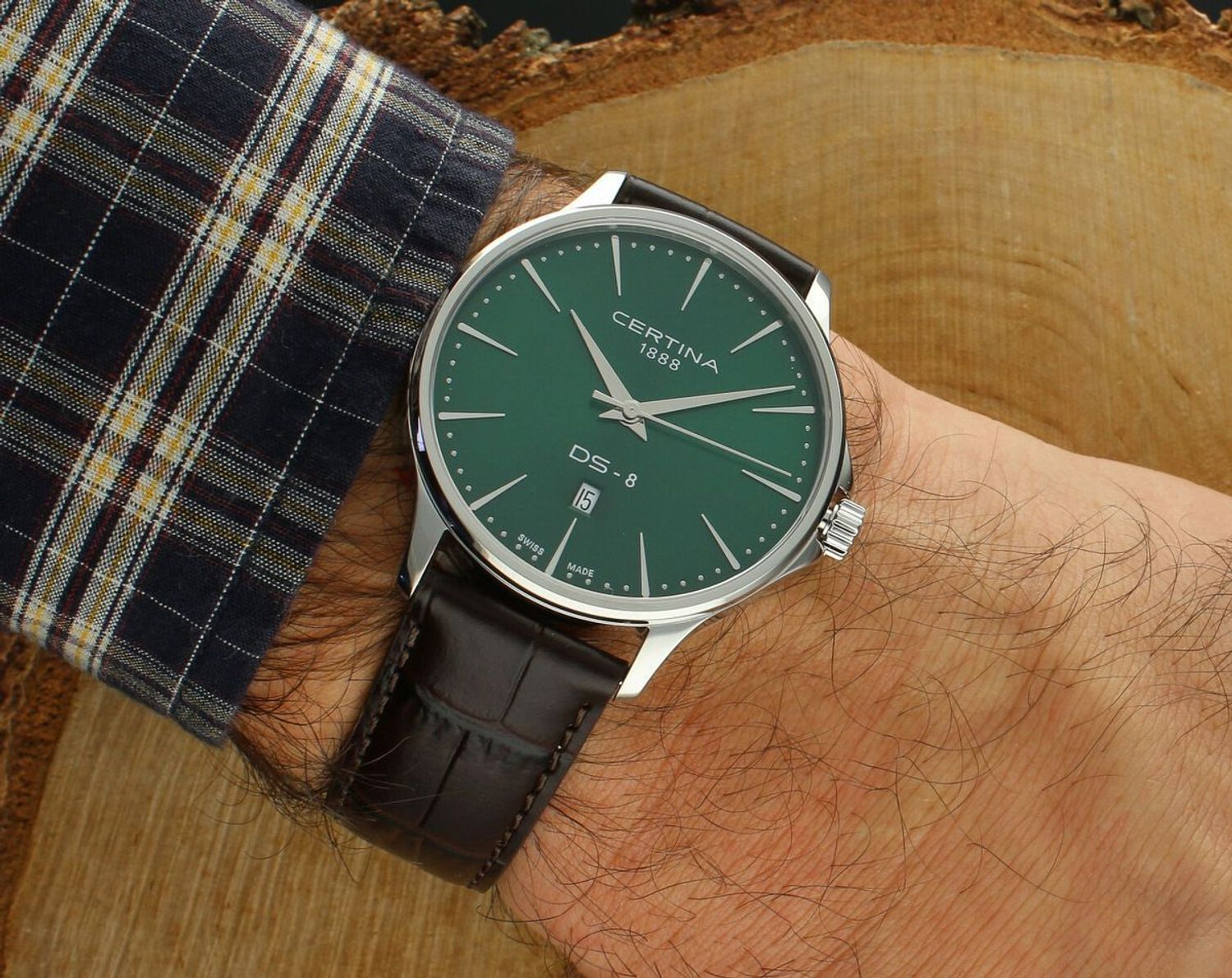 Zegarek męski Certina C045.410.16.091.00 ze szwajcarskim mechanizmem kwarcowym, zieloną tarczą, szkłem szafirowym, skórzanym paskiem i funkcją daty. Wodoszczelność i elegancja w jednym.1.jpg