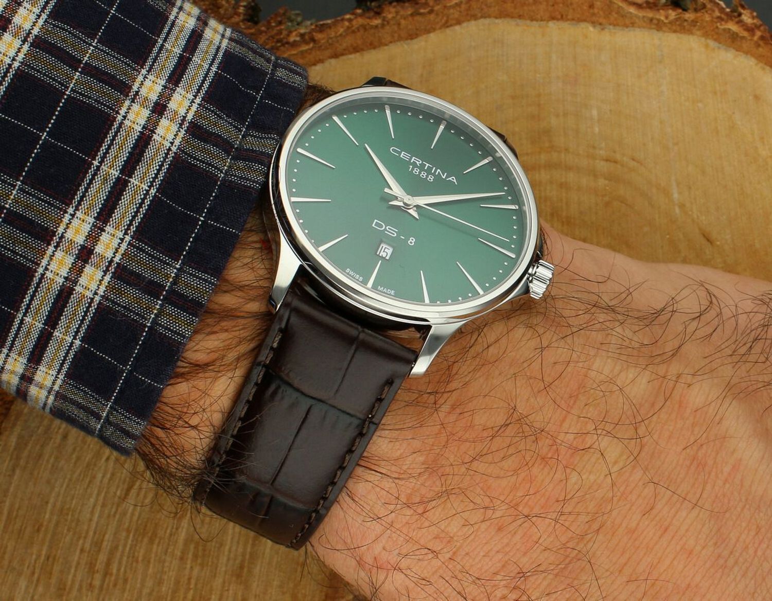 Zegarek męski Certina C045.410.16.091.00 ze szwajcarskim mechanizmem kwarcowym, zieloną tarczą, szkłem szafirowym, skórzanym paskiem i funkcją daty. Wodoszczelność i elegancja w jednym.1.jpg