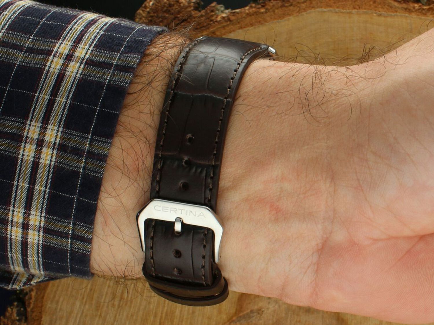 Zegarek męski Certina C045.410.16.091.00 ze szwajcarskim mechanizmem kwarcowym, zieloną tarczą, szkłem szafirowym, skórzanym paskiem i funkcją daty. Wodoszczelność i elegancja w jednym.1.jpg