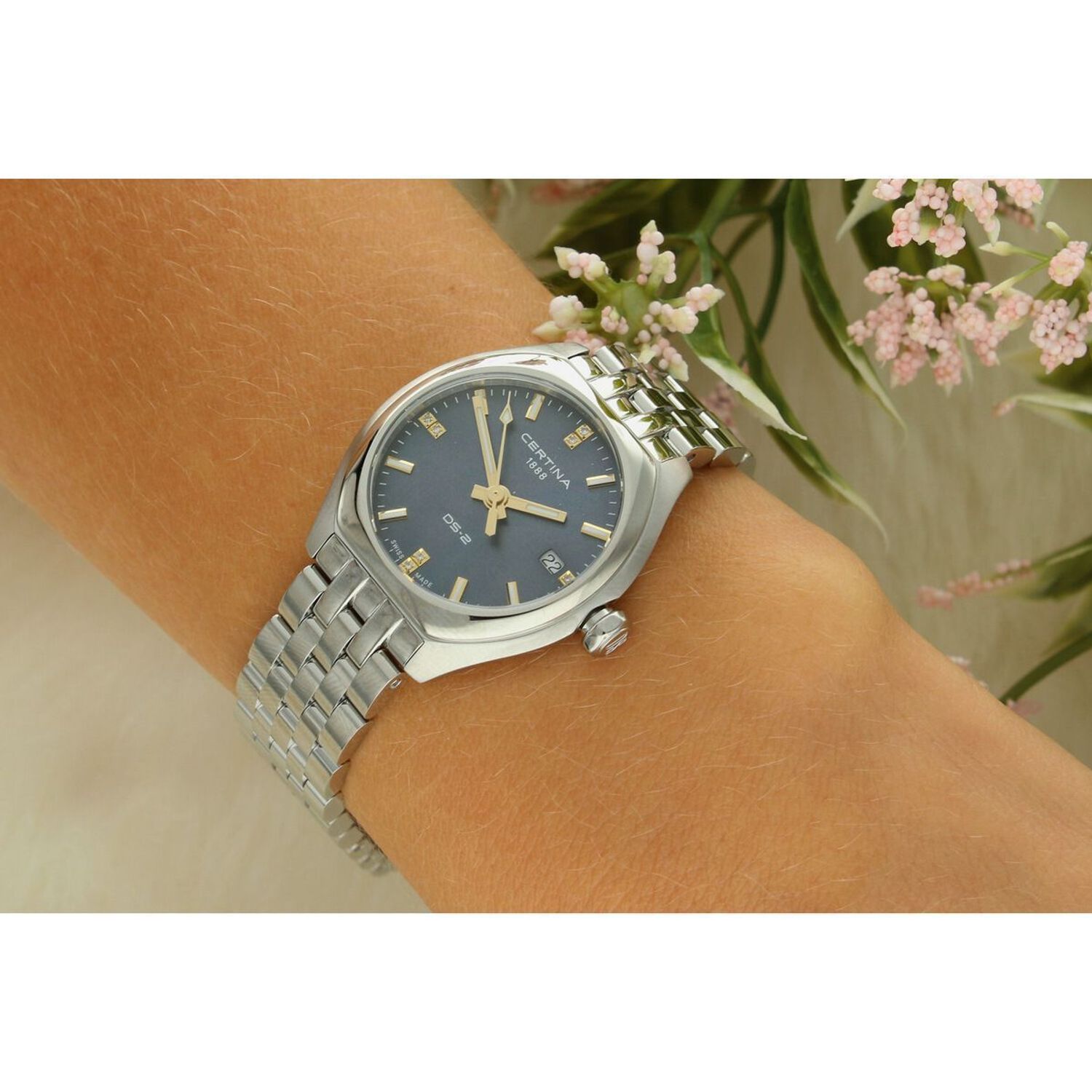 Elegancki damski zegarek Certina C049.210.11.126.01 Swiss Made z diamentami, kwarcowym mechanizmem i szkłem szafirowym. Idealny na co dzień i wyjątkowe okazje.1.jpg