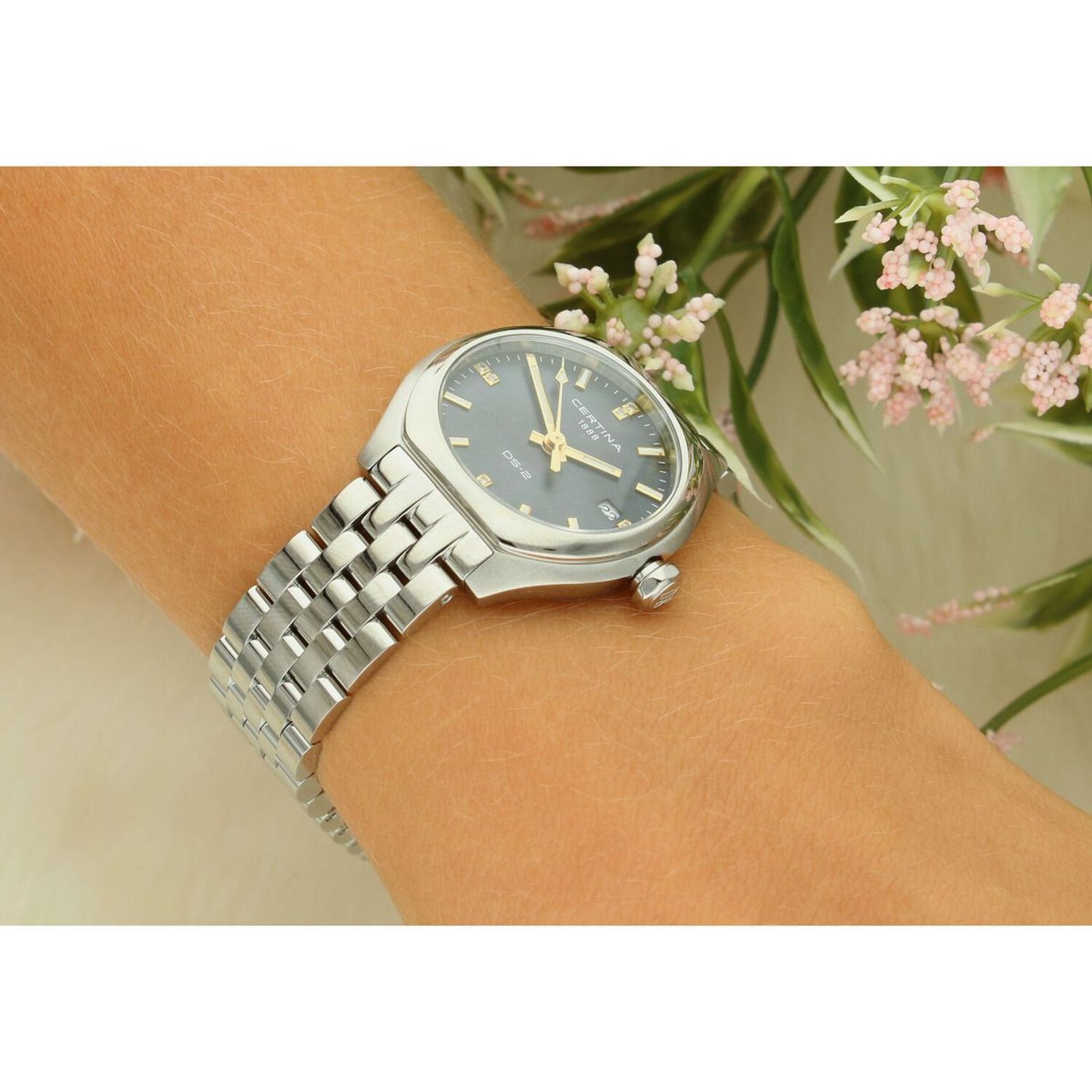 Elegancki damski zegarek Certina C049.210.11.126.01 Swiss Made z diamentami, kwarcowym mechanizmem i szkłem szafirowym. Idealny na co dzień i wyjątkowe okazje.1.jpg