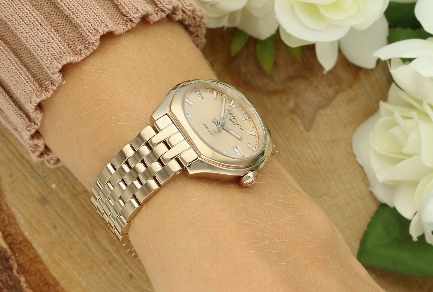 Pozłacany zegarek damski Certina DS-2 Lady C049.210.33.026.00. Złota koperta i bransoleta PVD, 7 diamentów na tarczy, szkło szafirowe, wodoszczelność 100 m. Elegancja i precyzja Swiss Made.1.jpg