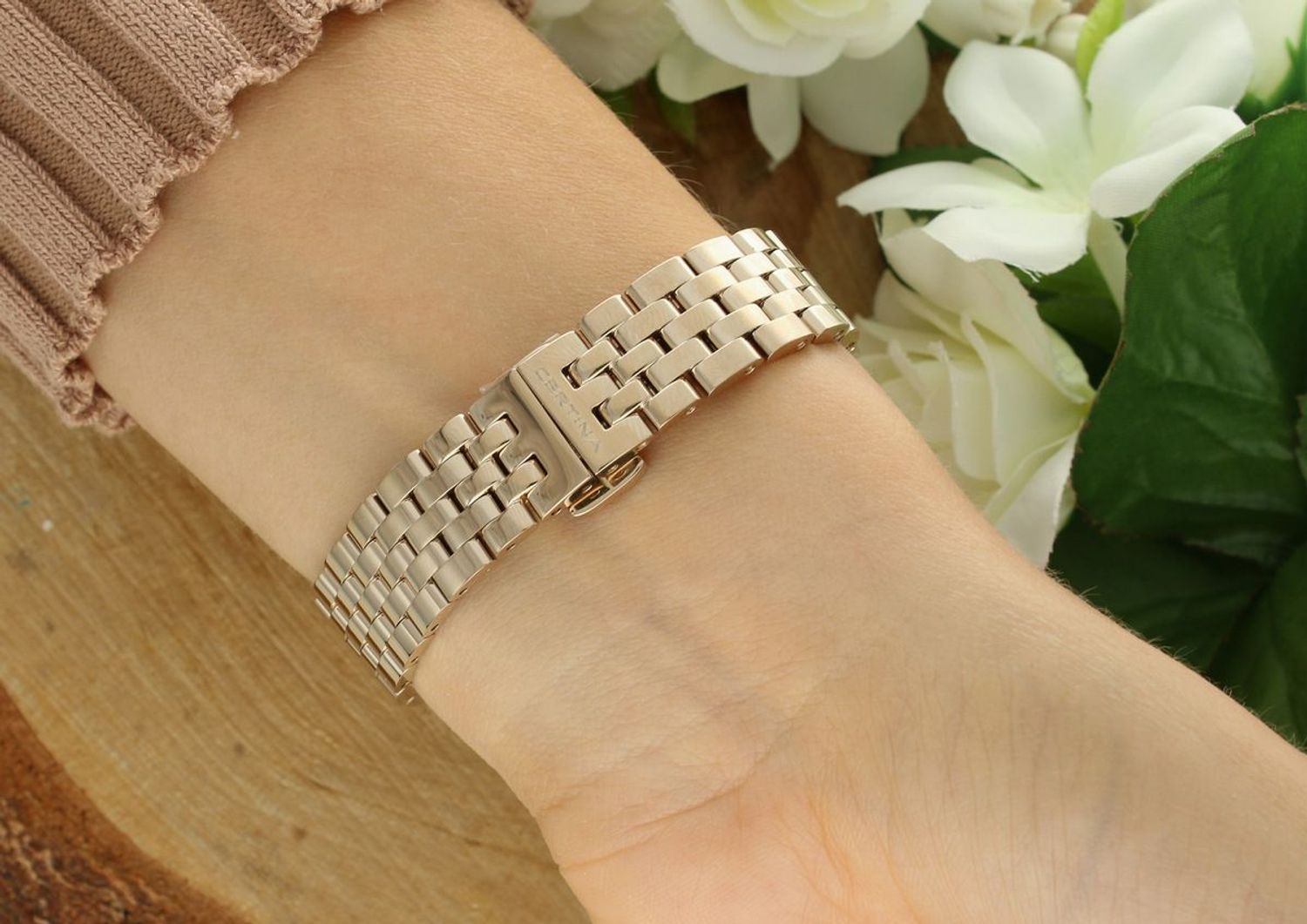 Pozłacany zegarek damski Certina DS-2 Lady C049.210.33.026.00. Złota koperta i bransoleta PVD, 7 diamentów na tarczy, szkło szafirowe, wodoszczelność 100 m. Elegancja i precyzja Swiss Made.1.jpg