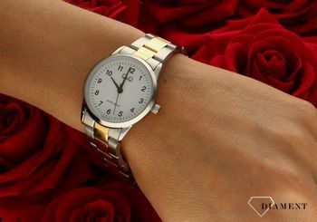 Zegarek damski Q&Q na bransolecie biżuteryjnej C09A-006P. Damski zegarek na bransolecie. Zegarek damski z wyraźną tarczą. Damski zegarek srebrno-złoty na bransolecie idealny na prezent.  (2).jpg