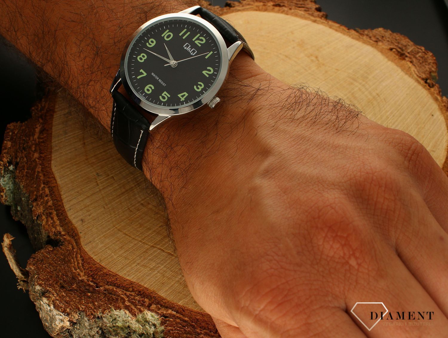 Zegarek męski QQ na czarnym pasku C10A-012P. Męski zegarek na pasku. Męski zegarek elegancki. Zegarek męski klasyczny na pasku. Męski zegarek na pasku QQ z czarną tarczą. Zegarek męski na prezent..jpg