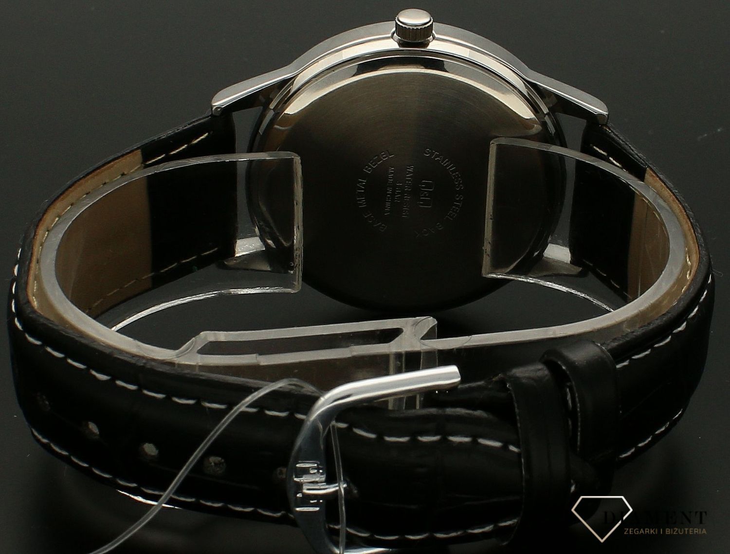 Zegarek męski QQ na czarnym pasku C10A-012P. Męski zegarek na pasku. Męski zegarek elegancki. Zegarek męski klasyczny na pasku. Męski zegarek na pasku QQ z czarną tarczą. Zegarek męski na prezent..jpg