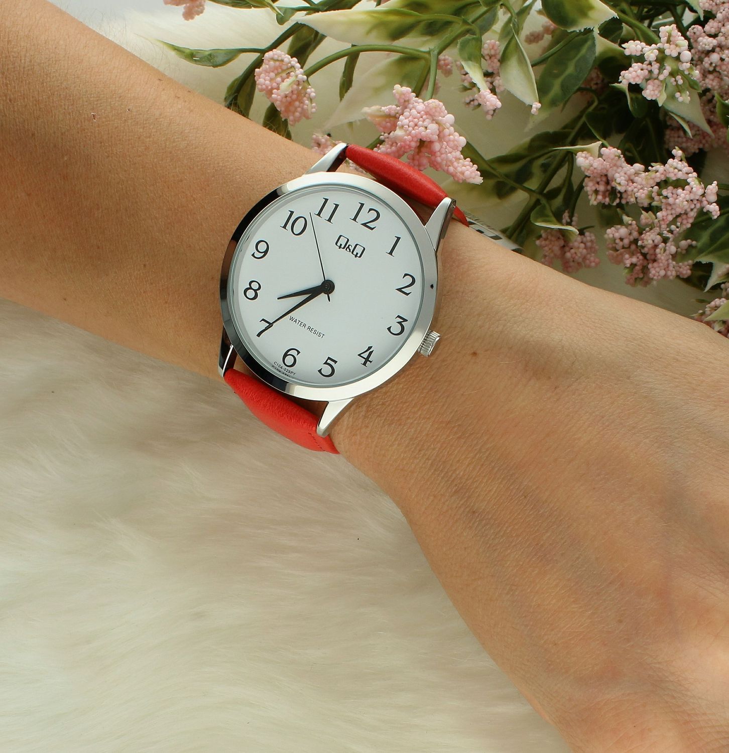 Zegarek damski QQ na czerwonym pasku z cyframi wyraźny C10A-029P. Zegarki damskie wyraźne. Zegarek dla starszej osoby. Klasyczny tani zegarek na pasku. Pomysł na prezent dla starszej osoby. Zegarek dla seniora. 5.jpg