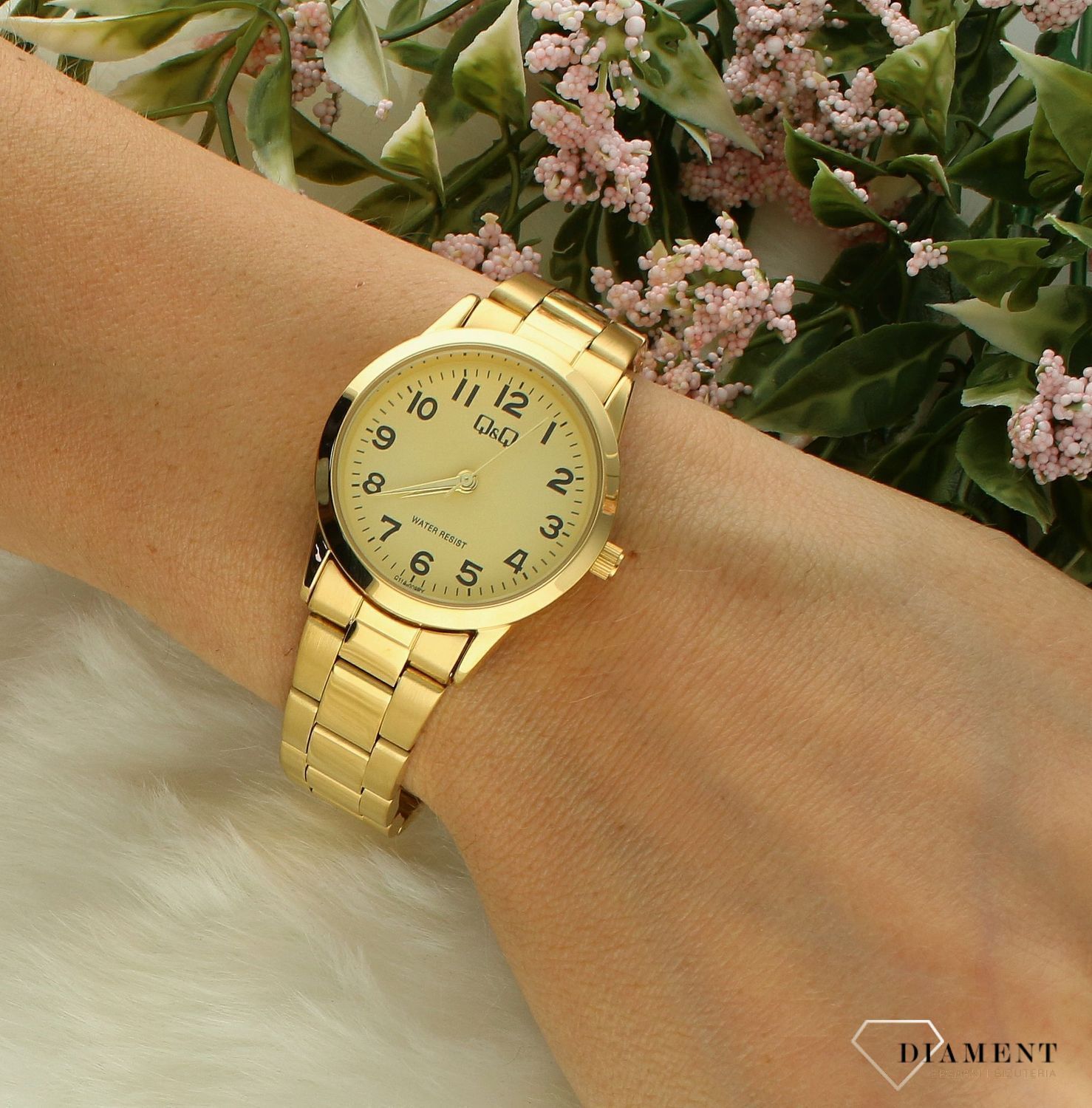 Zegarek damski QQ na bransolecie w złotym kolorze z cyframi C11A-009P.  Zegarki damskie wyraźne. Zegarek dla starszej osoby. Klasyczny tani zegarek na złotej bransolecie. Pomysł na prezent dla starszej osoby. Zegarek.jpg