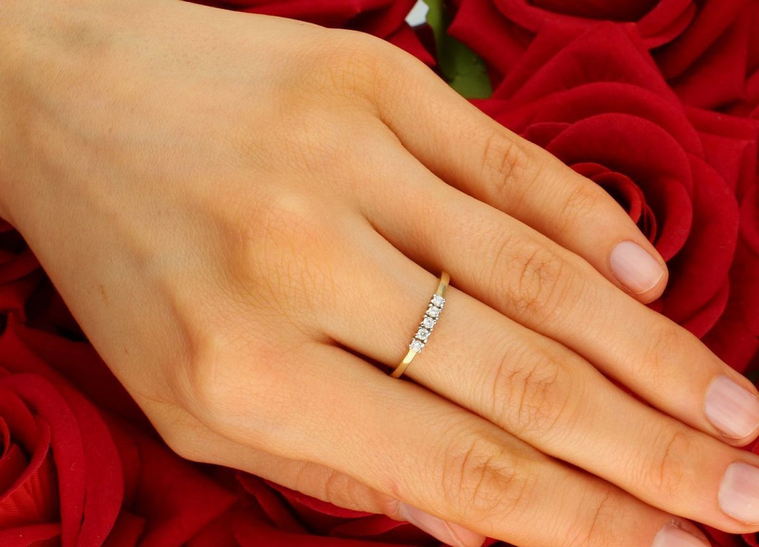 Złoty pierścionek damski 585 Delikatne cyrkonie  Pierścionek wykonany z białego14 karatowego złota. Złota obrączka ozdobiona rzędem 5 cyrkonii osadzonych centralnie. 1.jpg