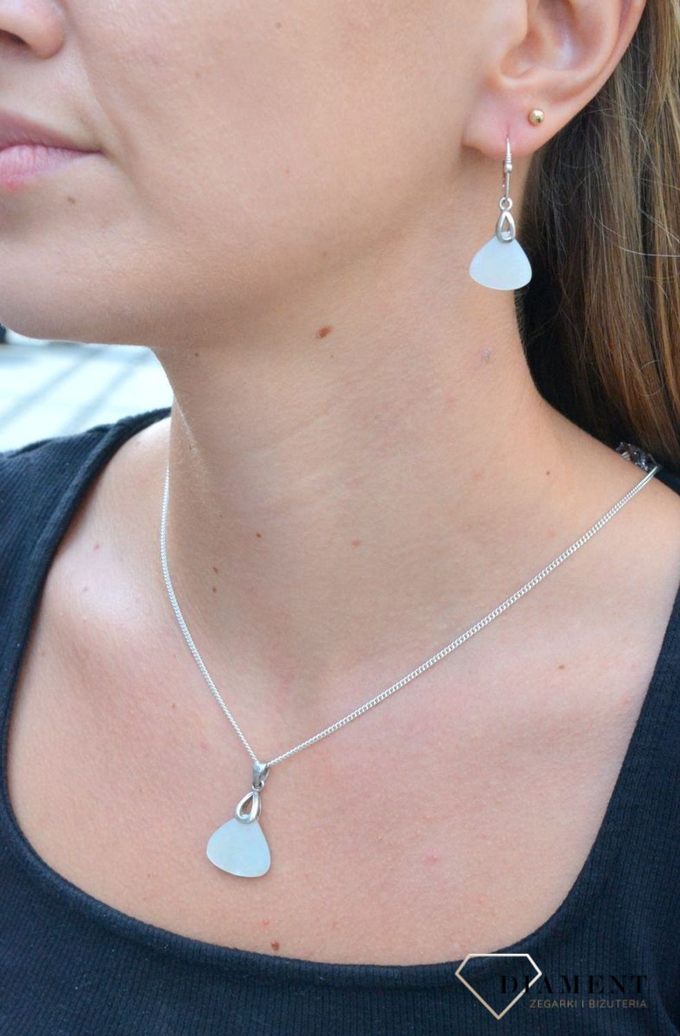 Zawieszka srebrna z masą perłową C13-FIR-IWMW007. Zawieszka srebrna damska. Zawieszka z masą perłową. Zawieszka srebrna damska. Zawieszka perłowa. Zawieszka idealna na prezent..jpg