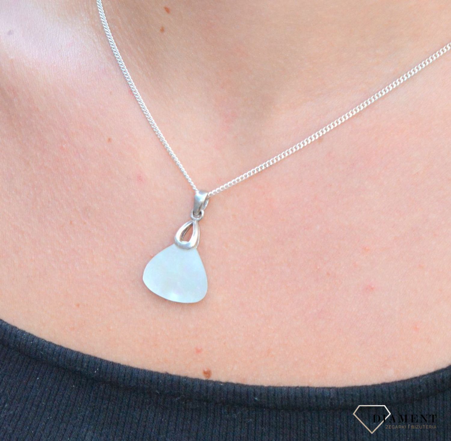 Zawieszka srebrna z masą perłową C13-FIR-IWMW007. Zawieszka srebrna damska. Zawieszka z masą perłową. Zawieszka srebrna damska. Zawieszka perłowa. Zawieszka idealna na prezent..jpg