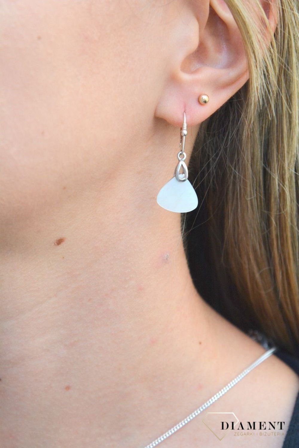 Kolczyki srebrne z masą perłową C14-FIR-IKMW007. Kolczyki srebrne wiszące. Kolczyki z masą perłową. Kolczyki srebrne damskie. Kolczyki srebrne idealne na prezent. Kolczyki srebrne z zapięciem na bigiel..jpg