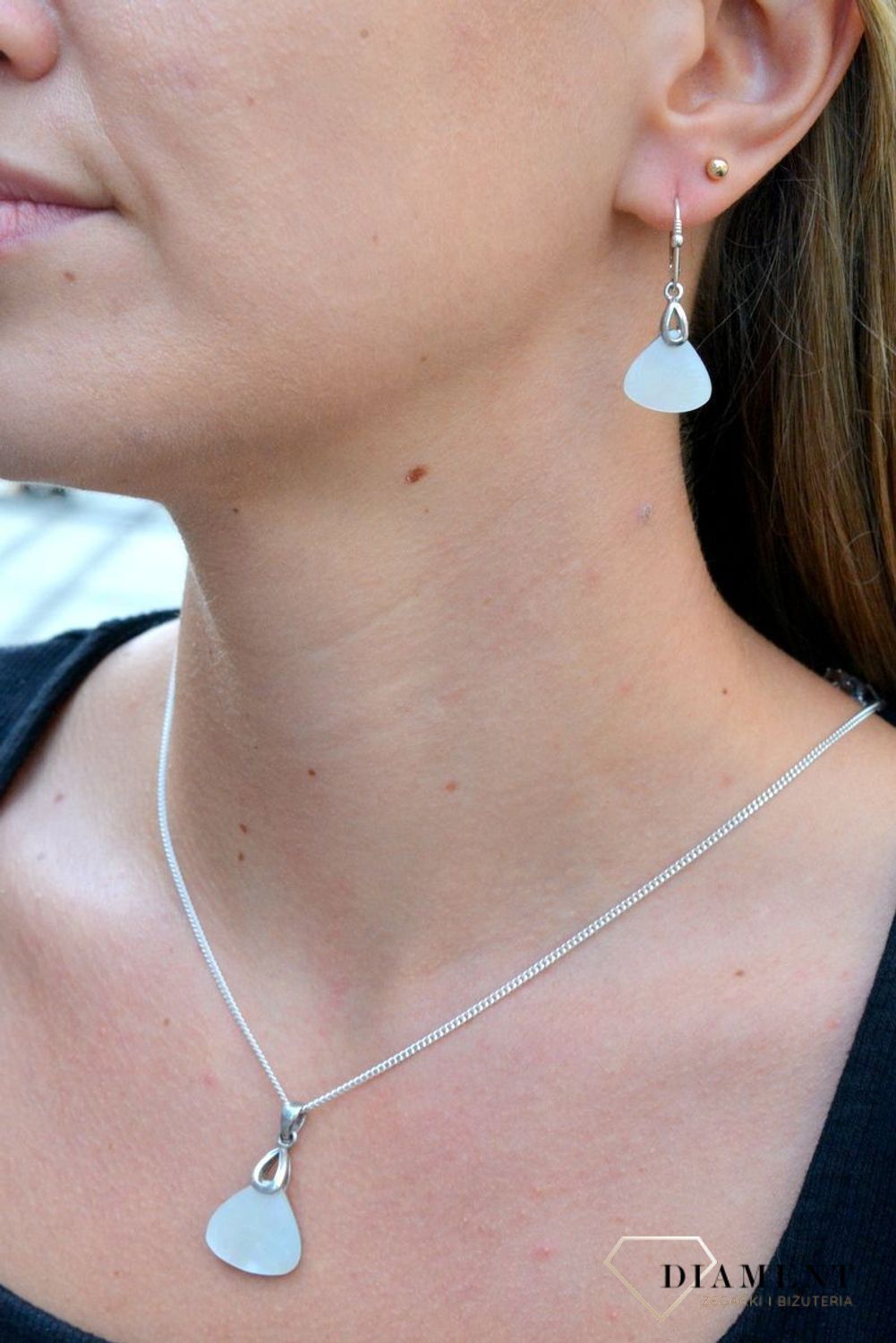 Kolczyki srebrne z masą perłową C14-FIR-IKMW007. Kolczyki srebrne wiszące. Kolczyki z masą perłową. Kolczyki srebrne damskie. Kolczyki srebrne idealne na prezent. Kolczyki srebrne z zapięciem na bigiel..jpg