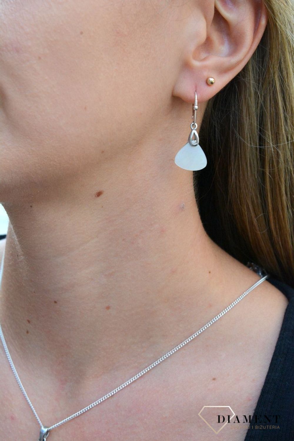 Kolczyki srebrne z masą perłową C14-FIR-IKMW007. Kolczyki srebrne wiszące. Kolczyki z masą perłową. Kolczyki srebrne damskie. Kolczyki srebrne idealne na prezent. Kolczyki srebrne z zapięciem na bigiel..jpg