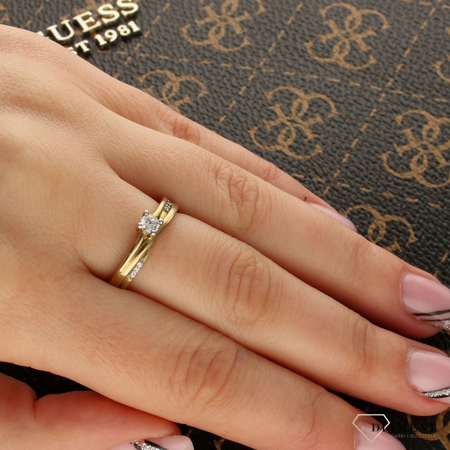 Złoty pierścionek na zaręczyny z cyrkonią C15008-333. Złoty pierścionek zaręczynowy z jedną cyrkonią w centralnej części ozdobiona koroną o klasycznej formie. Rami2.jpg