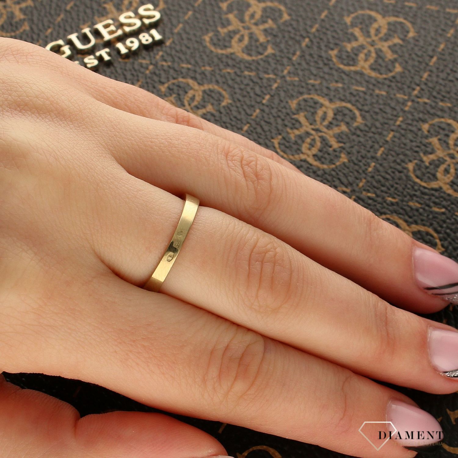 Złoty pierścionek na zaręczyny z cyrkonią C15008-333. Złoty pierścionek zaręczynowy z jedną cyrkonią w centralnej części ozdobiona koroną o klasycznej formie. Rami2.jpg