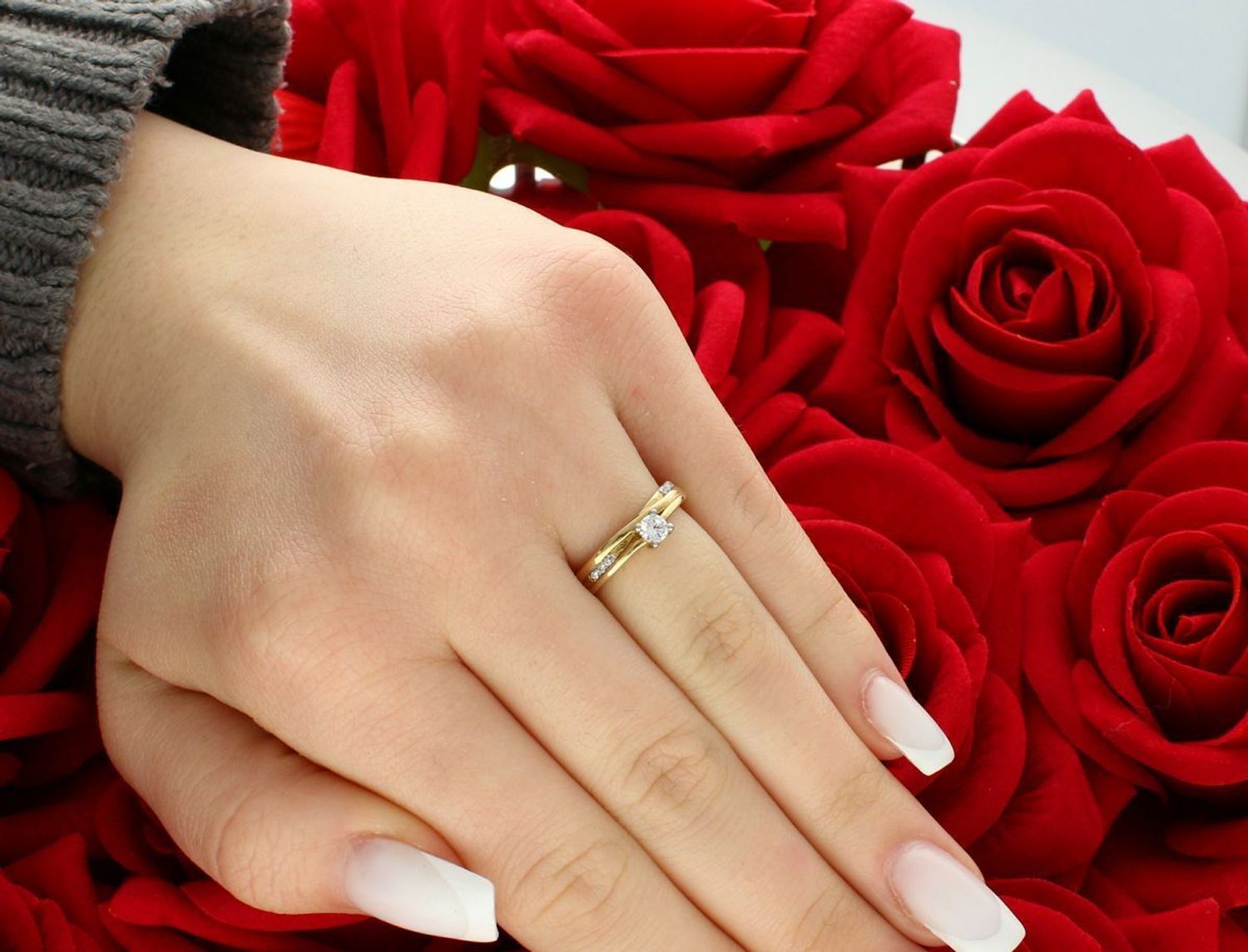 Pierścionek damski złoty z cyrkoniami rozmiar 10, próba 585 C15008 Zachwycająco elegancki pierścionek damski wykonany ze złota próby 585 to idealna propozycja dla kobiet 1.jpg