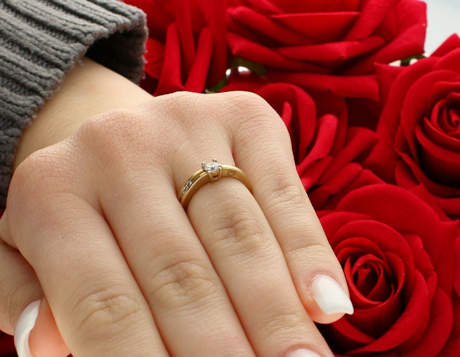 Pierścionek damski złoty z cyrkoniami rozmiar 10, próba 585 C15008 Zachwycająco elegancki pierścionek damski wykonany ze złota próby 585 to idealna propozycja dla kobiet 1.jpg