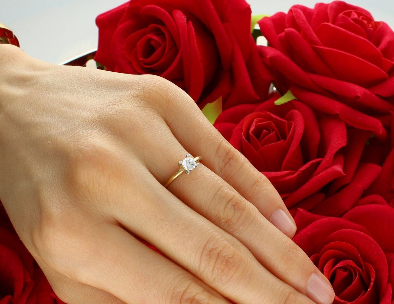 Pierścionek damski złoty próba 585 z cyrkonią rozmiar 9 C15010 Ten piękny pierścionek złoty o próbie 585 jest idealnym wyborem dla osób szukających eleganckiego1.jpg