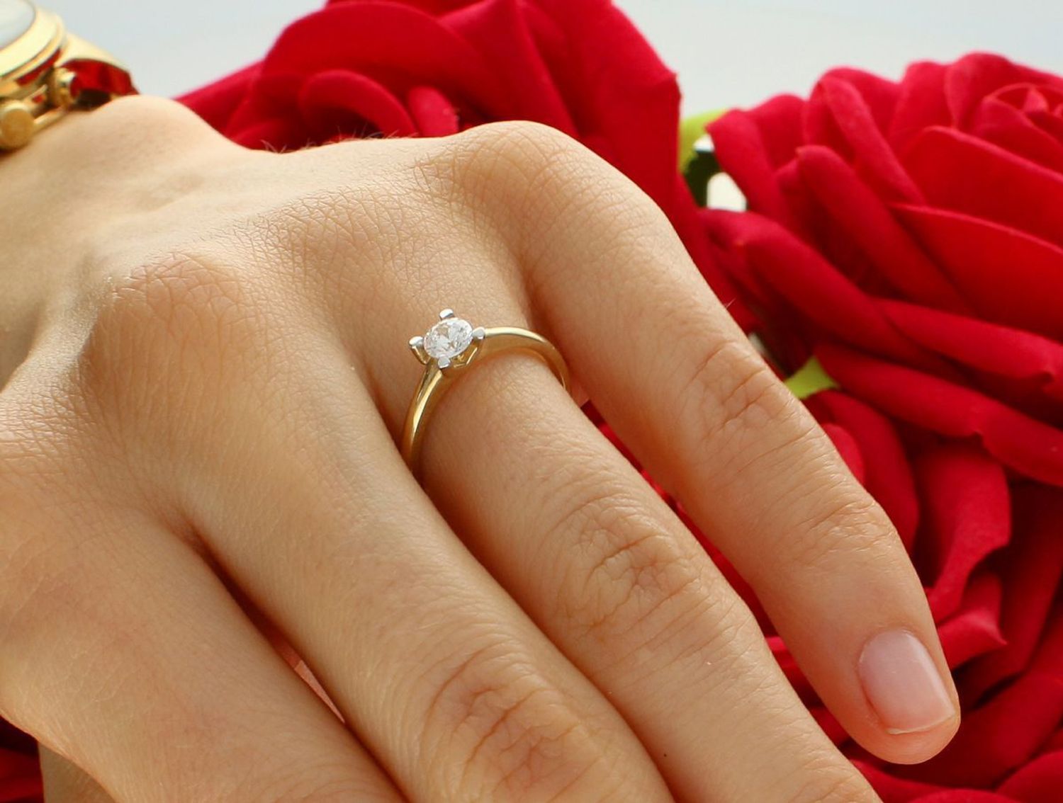 Pierścionek damski złoty próba 585 z cyrkonią rozmiar 9 C15010 Ten piękny pierścionek złoty o próbie 585 jest idealnym wyborem dla osób szukających eleganckiego1.jpg