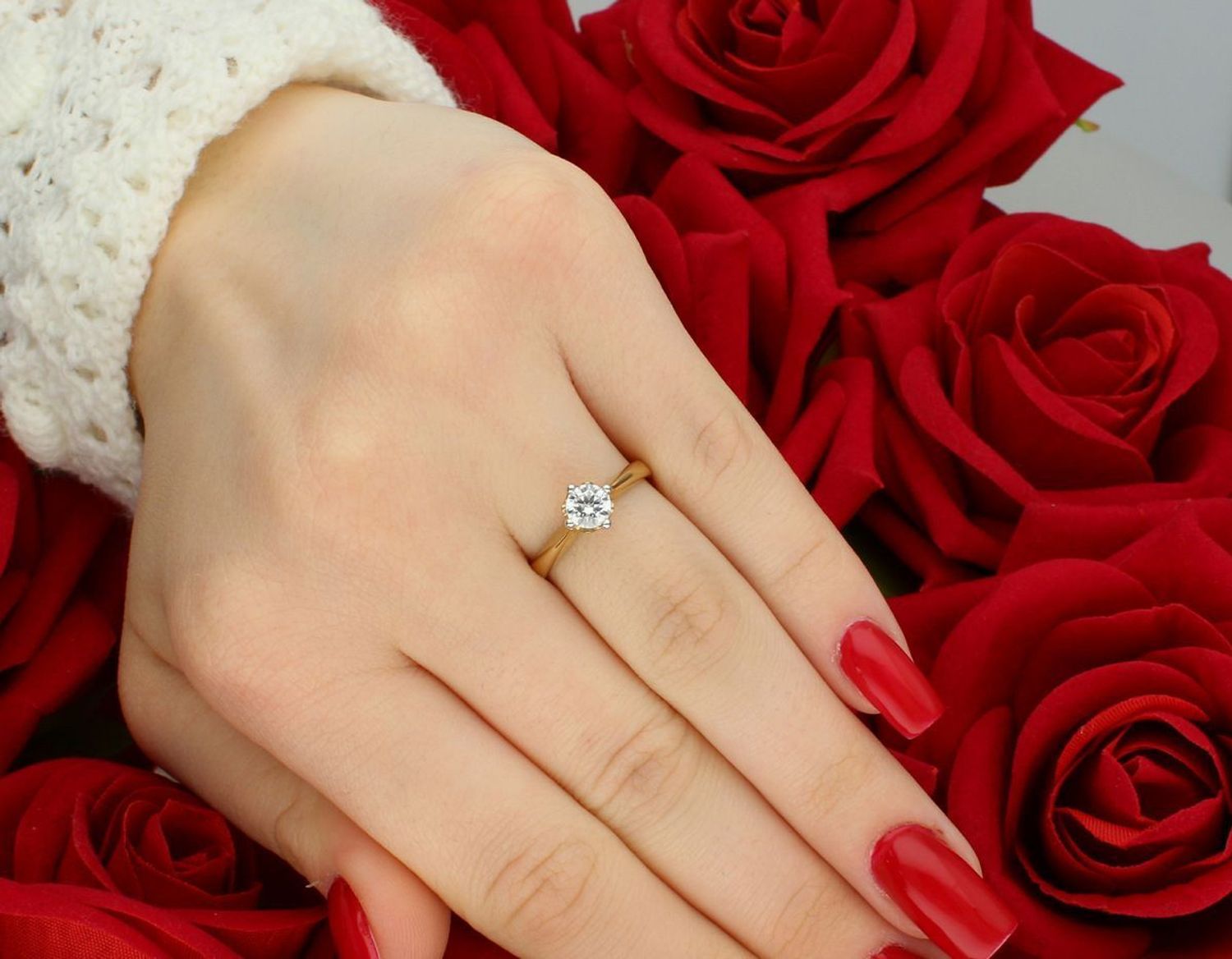 Złoty pierścionek damski próby 585 z cyrkonią, idealny na zaręczyny. Waga 2,26 g, szerokość elementu ozdobnego 6 mm, szerokość szyny 2 mm. Elegancka biżuteria na wyjątkowe chwile.1.jpg