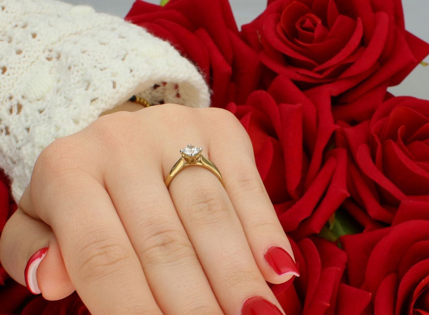 Złoty pierścionek damski próby 585 z cyrkonią, idealny na zaręczyny. Waga 2,26 g, szerokość elementu ozdobnego 6 mm, szerokość szyny 2 mm. Elegancka biżuteria na wyjątkowe chwile.1.jpg