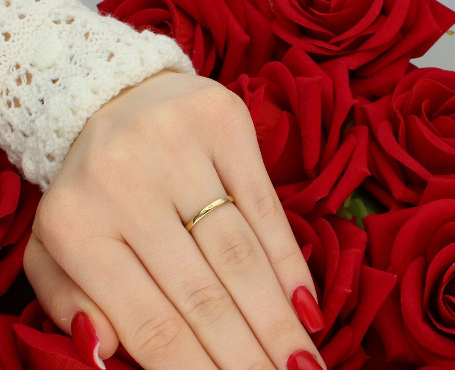 Złoty pierścionek damski próby 585 z cyrkonią, idealny na zaręczyny. Waga 2,26 g, szerokość elementu ozdobnego 6 mm, szerokość szyny 2 mm. Elegancka biżuteria na wyjątkowe chwile.1.jpg