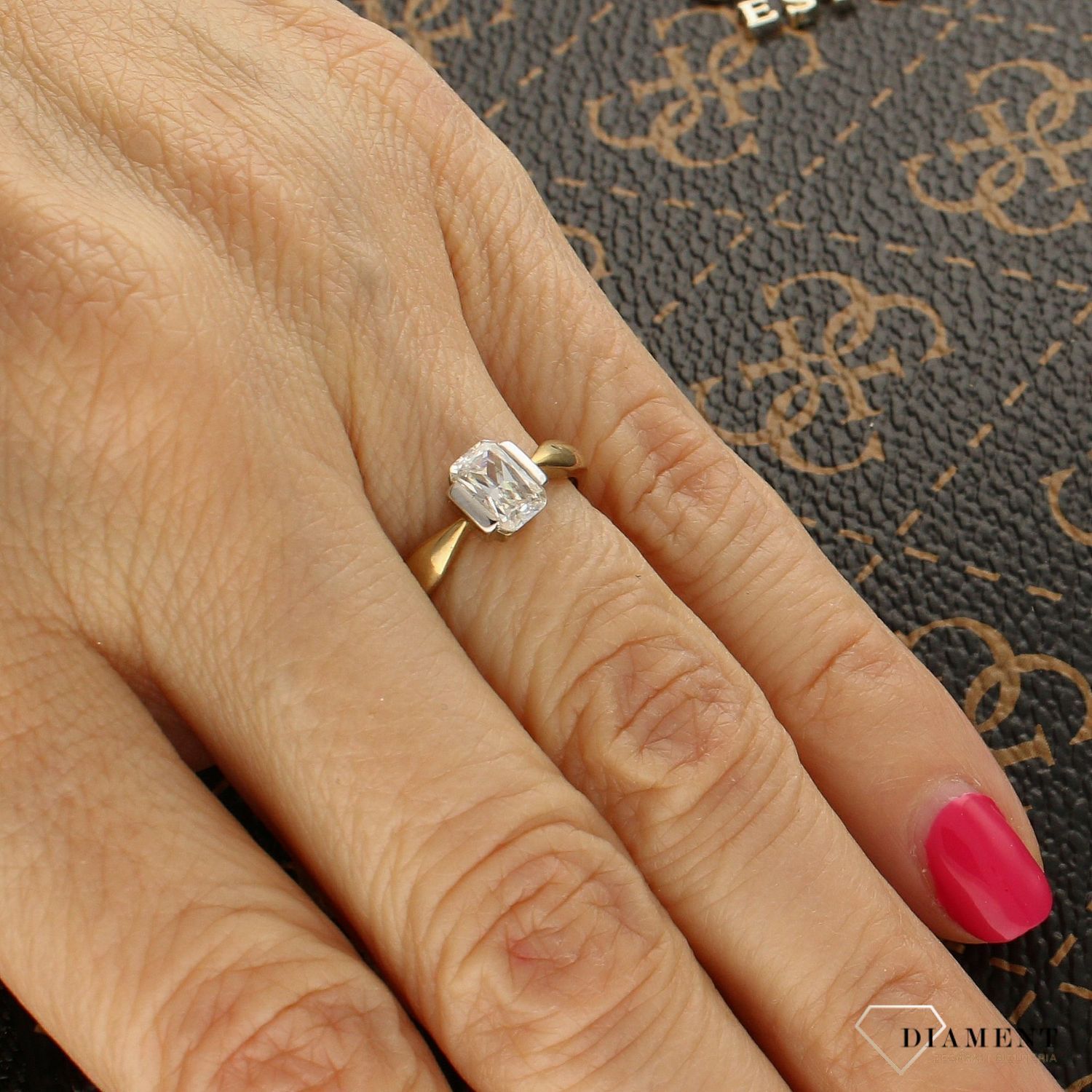 Złoty pierścionek zaręczynowy z cyrkonią C15022.jpg