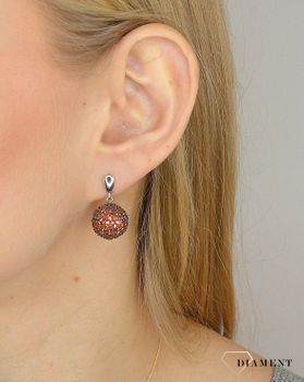 Srebrne kolczyki 925 wiszące kulki cyrkonia C16-ART-IKCO010. Kolczyki srebrne w kształcie kulek wysadzane cyrkonią w kolorze pomarańczowym. Kolczyki wykonano ze srebra próby 925. Piękne kolczyki zapinane na sztyfty.  (4).JPG