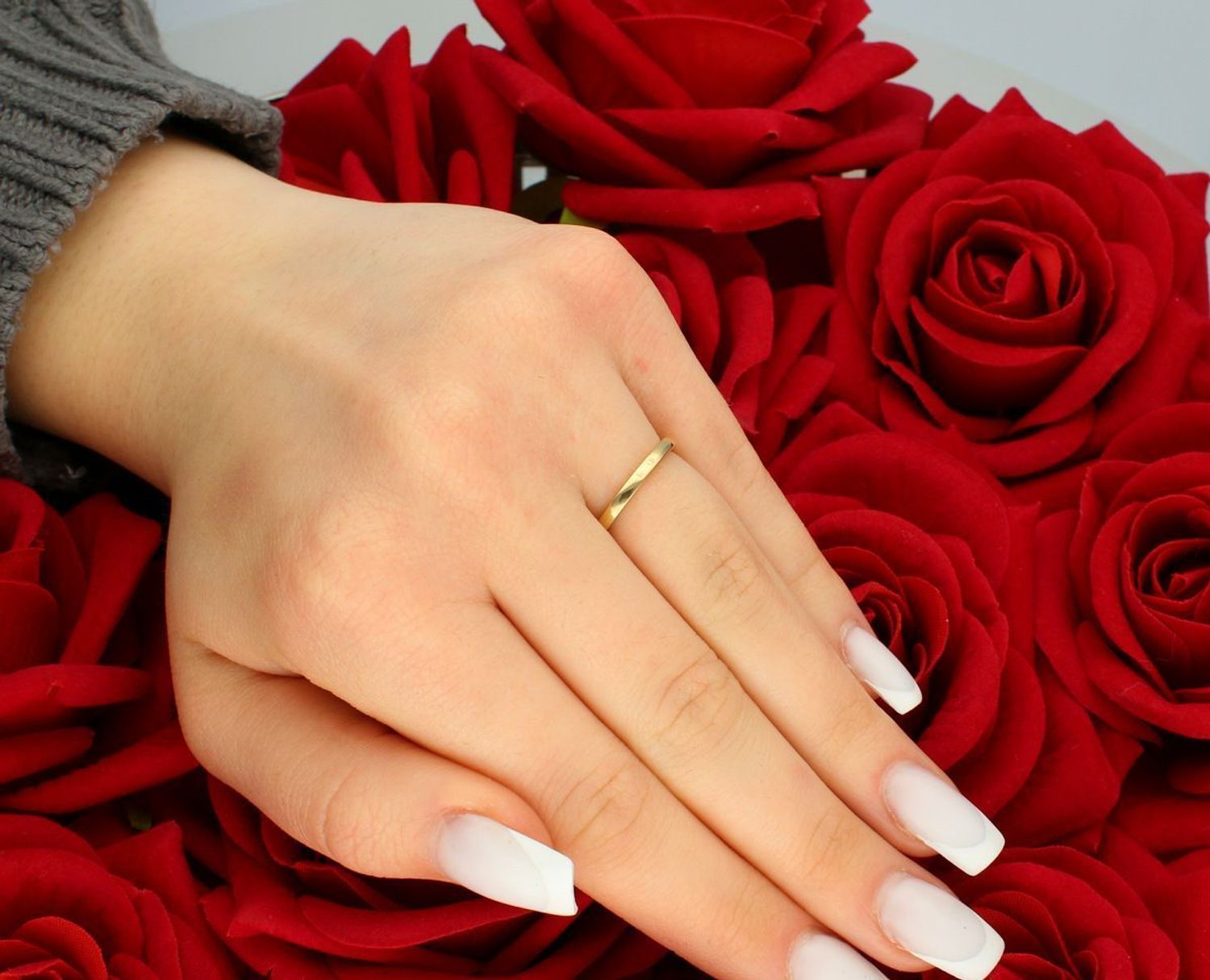 Pierścionek damski złoty próba 585,owalny z granatową i białą cyrkonią rozmiar 11 C16012 Pierścionek ma rozmiar 11, szerokość szyny wynosi 2 mm, a jego waga to 2,80 g, co sprawia, że jest 1.jpg