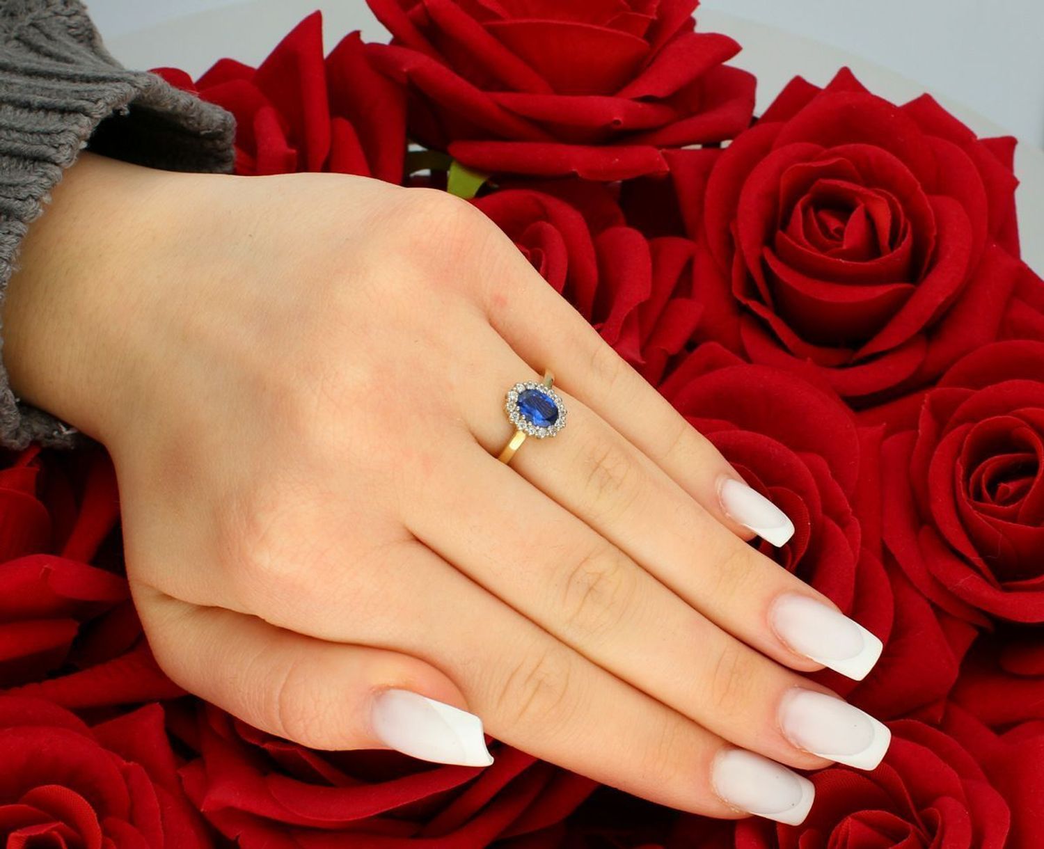 Pierścionek damski złoty próba 585,owalny z granatową i białą cyrkonią rozmiar 11 C16012 Pierścionek ma rozmiar 11, szerokość szyny wynosi 2 mm, a jego waga to 2,80 g, co sprawia, że jest 1.jpg