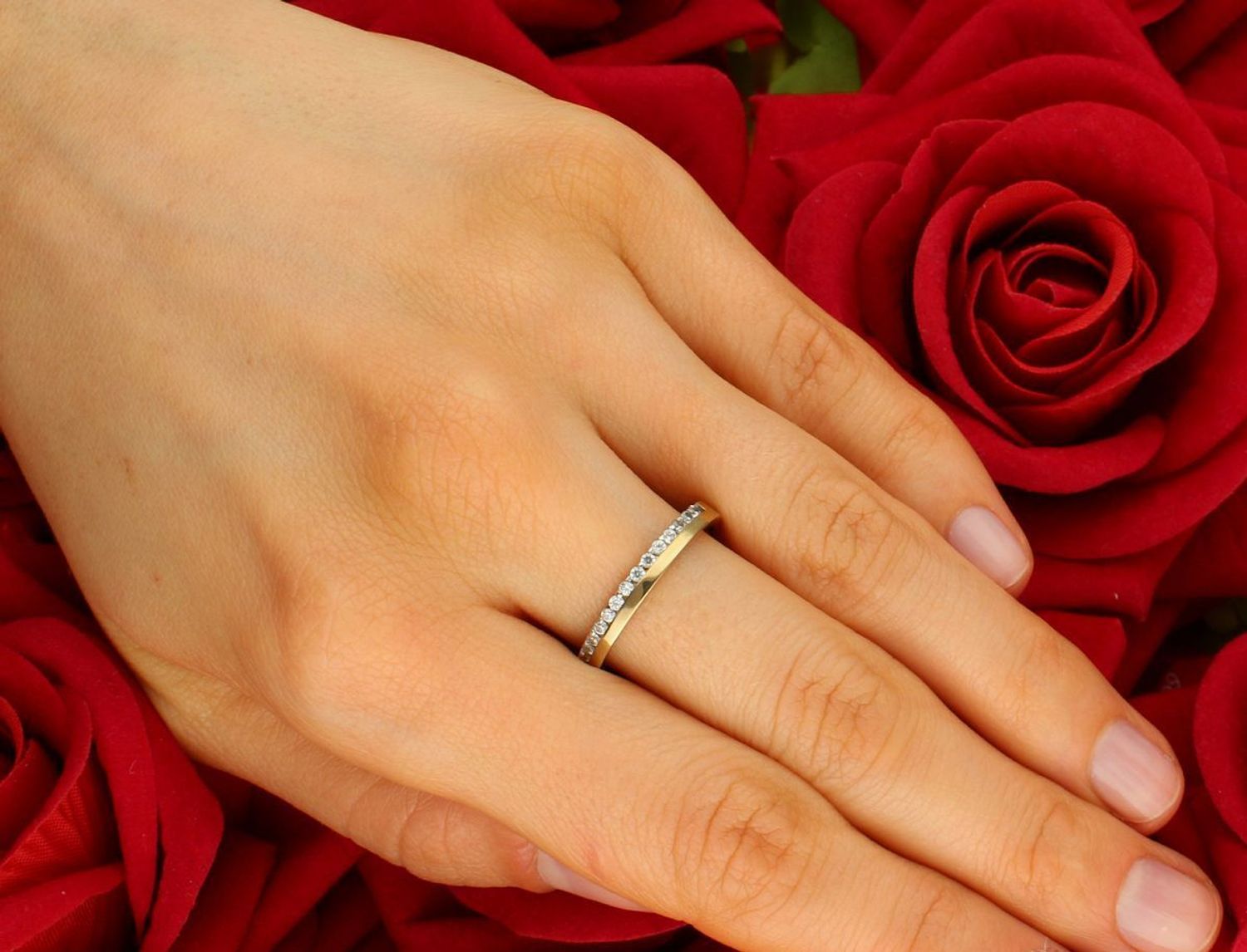 Złoty pierścionek damski333 obrączka z rzędem białych cyrkonii. Złoty pierścionek z cyrkoniami. Złoty pierścionek z drobnymi cyrkoniami. Złoty pierścionek damski. 1.jpg