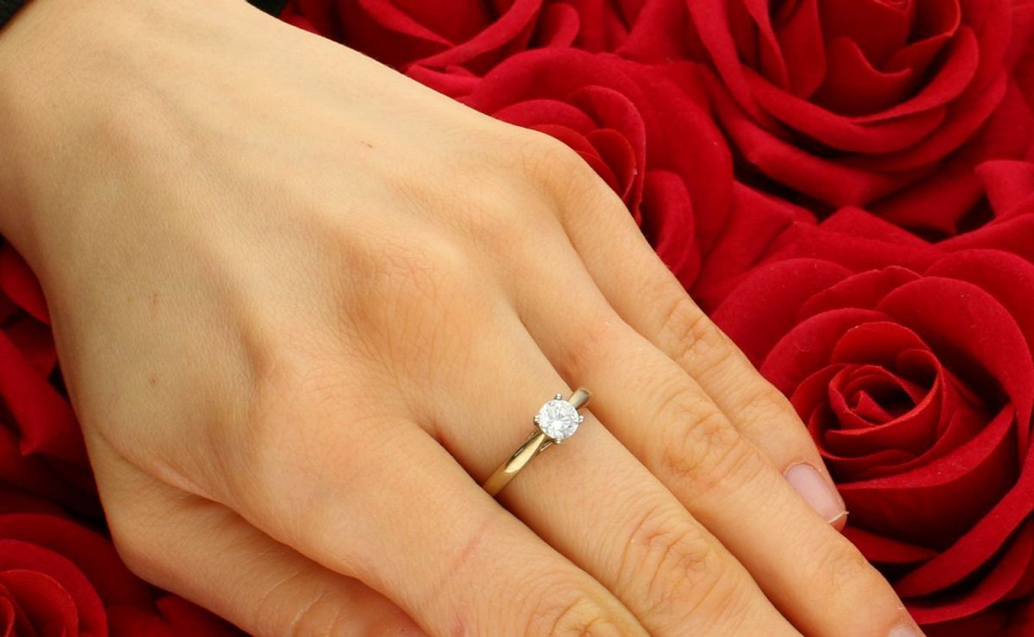 Pierścionek zaręczynowy z białą cyrkonią 333 C16035 Ponadczasowy wzór inspirowany ikonami sztuki jubilerskiej podkreśli piękno wyjątkowych momentów zaręczyn, rocznic, jubileuszy. Pierścionek 1.jpg