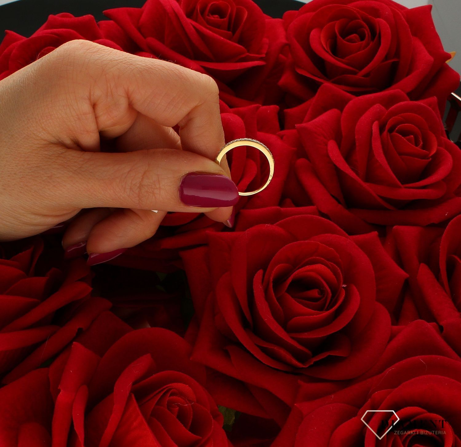 Złoty pierścionek 585 obrączka wysadzona cyrkoniami C16040. Przepiękny pierścionek, który został ozdobiony błyszczącymi cyrkoniami w białym kolorze. Pierścionek z wysokiej jakości 8-karatowego złota. Pierścionek obrączka ide (4).jpg