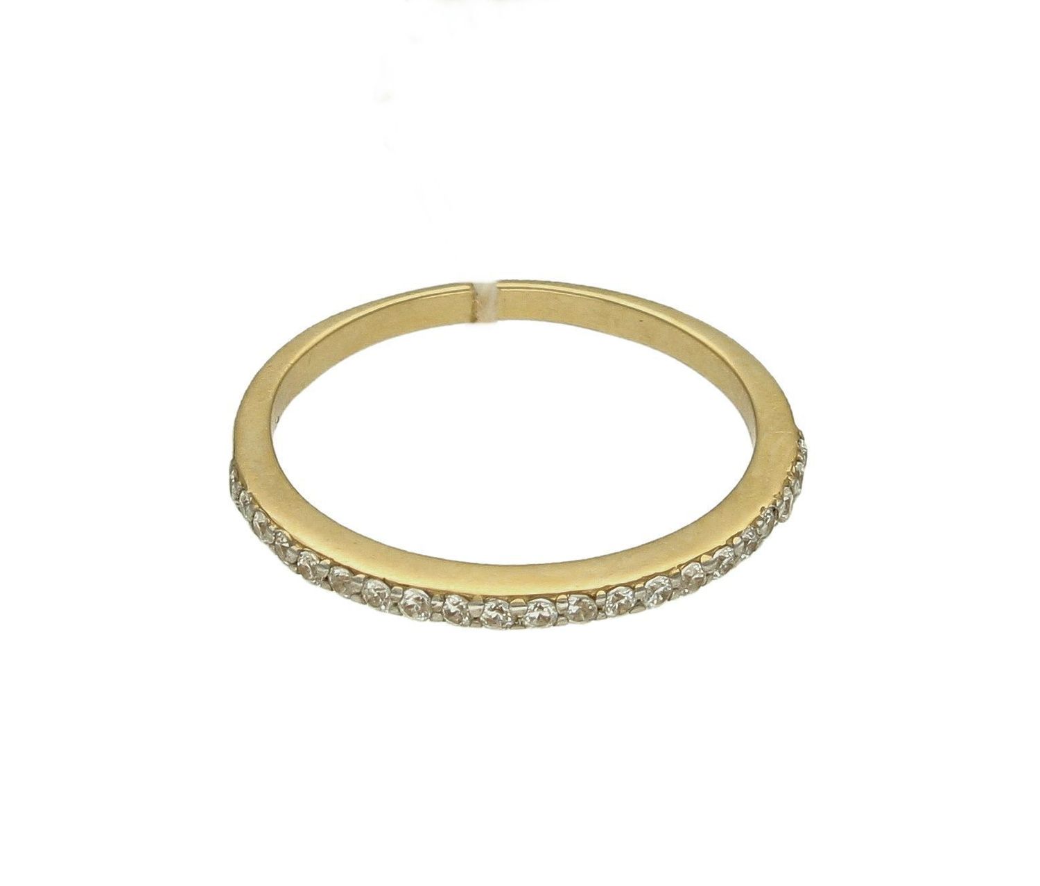 Złoty pierścionek 585 obrączka wysadzona cyrkoniami C16040. Przepiękny pierścionek, który został ozdobiony błyszczącymi cyrkoniami w białym kolorze. Pierścionek z wysokiej jakości 8-karatowego złota. Pierścionek obrączka ide (4).jpg