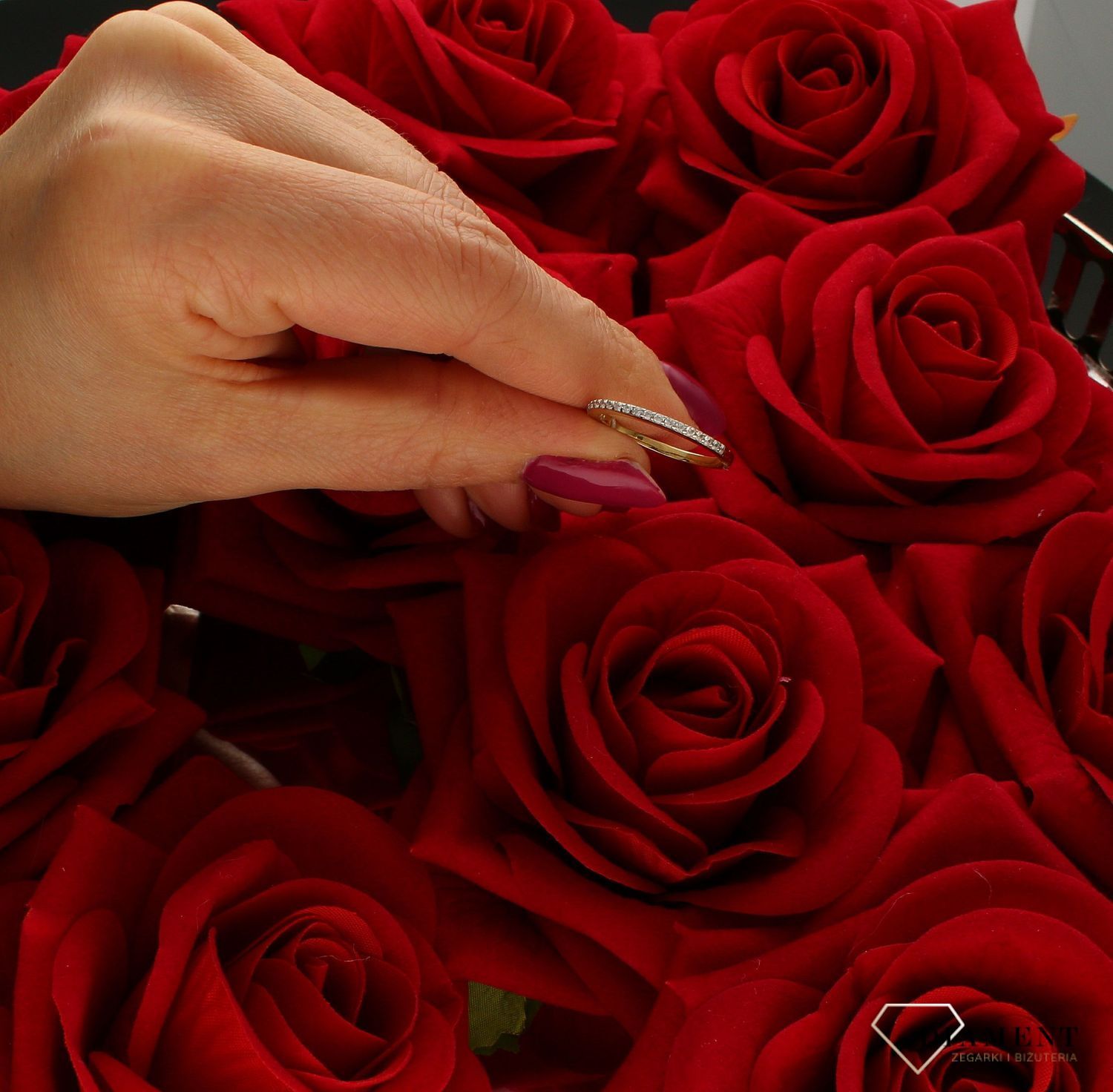 Złoty pierścionek 585 obrączka wysadzona cyrkoniami C16040. Przepiękny pierścionek, który został ozdobiony błyszczącymi cyrkoniami w białym kolorze. Pierścionek z wysokiej jakości 8-karatowego złota. Pierścionek obrączka ide (4).jpg