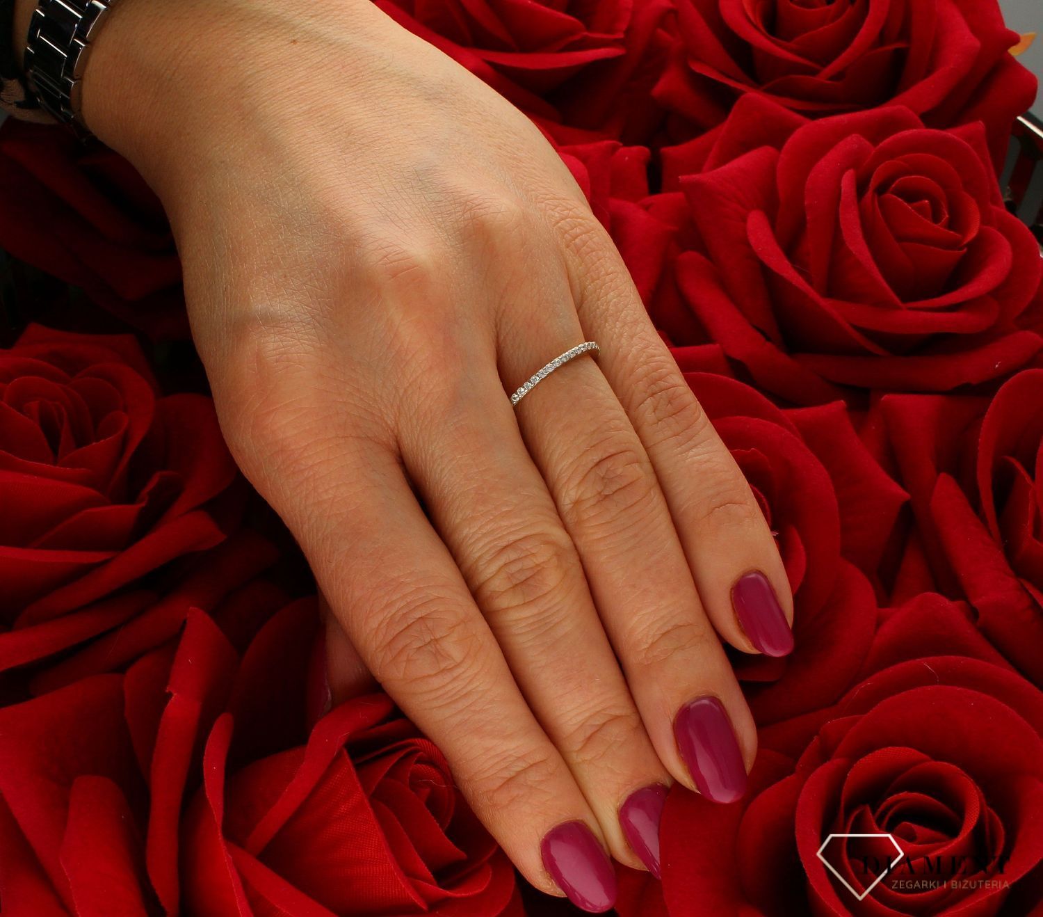 Złoty pierścionek 585 obrączka wysadzona cyrkoniami C16040. Przepiękny pierścionek, który został ozdobiony błyszczącymi cyrkoniami w białym kolorze. Pierścionek z wysokiej jakości 8-karatowego złota. Pierścionek obrączka ide (4).jpg