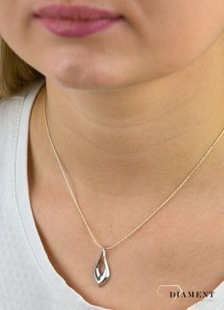 Srebrna zawieszka 925 łezka C17-MAX-IWR0002. Zawieszka o niezwykłym, nowoczesnym designie będzie doskonałym prezentem dla kobiety gustującej w ekstrawaganckich dodatkach (3).JPG