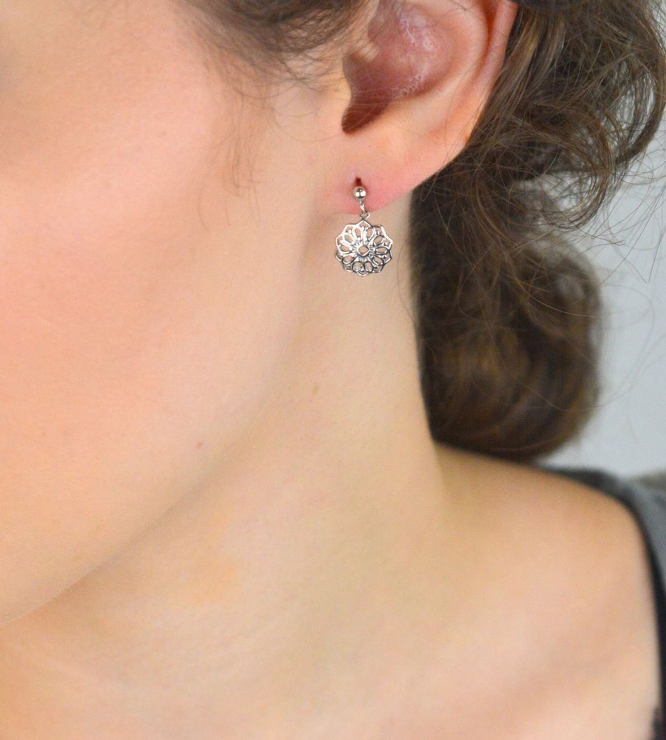 Kolczyki srebrne próby 925 – C19-CHO-IKR0135. Wiszące, ażurowe kwiatki o długości 1,5 cm i szerokości 1,1 cm. Zapięcie na sztyft. Subtelne, romantyczne i wygodne do noszenia na co dzień.1.jpg