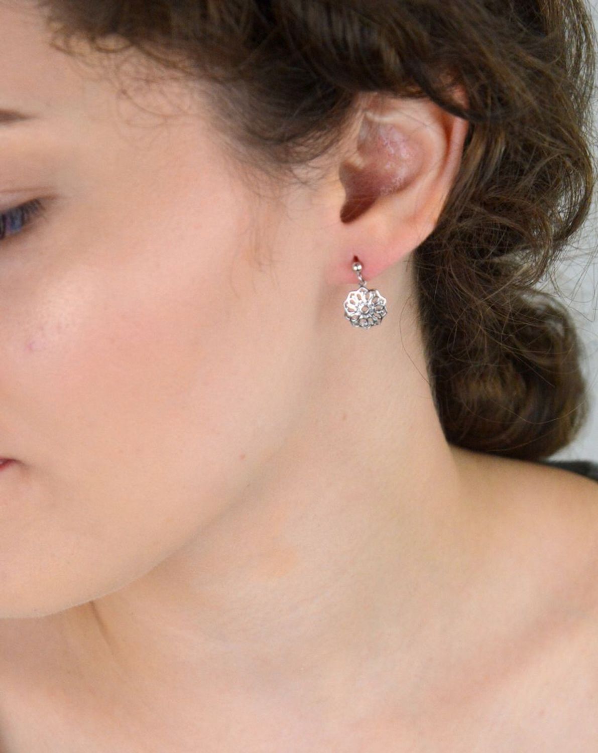 Kolczyki srebrne próby 925 – C19-CHO-IKR0135. Wiszące, ażurowe kwiatki o długości 1,5 cm i szerokości 1,1 cm. Zapięcie na sztyft. Subtelne, romantyczne i wygodne do noszenia na co dzień.1.jpg