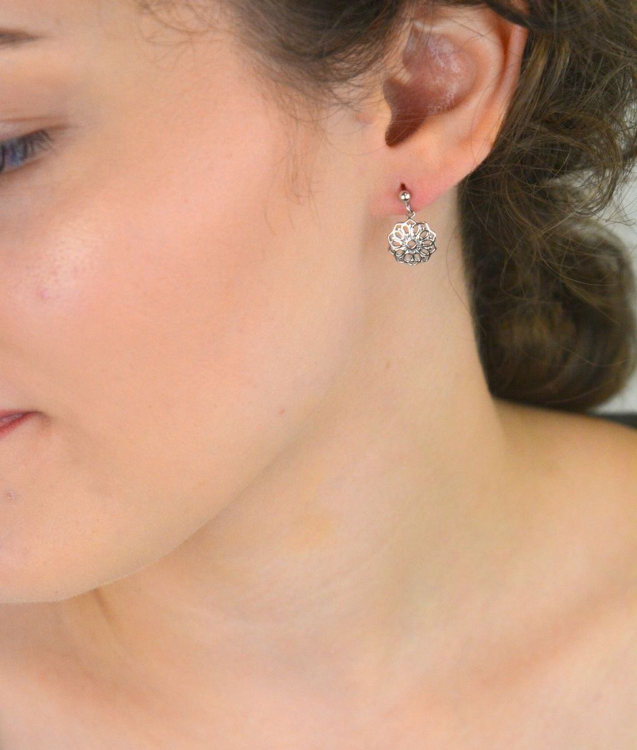 Kolczyki srebrne próby 925 – C19-CHO-IKR0135. Wiszące, ażurowe kwiatki o długości 1,5 cm i szerokości 1,1 cm. Zapięcie na sztyft. Subtelne, romantyczne i wygodne do noszenia na co dzień.1.jpg