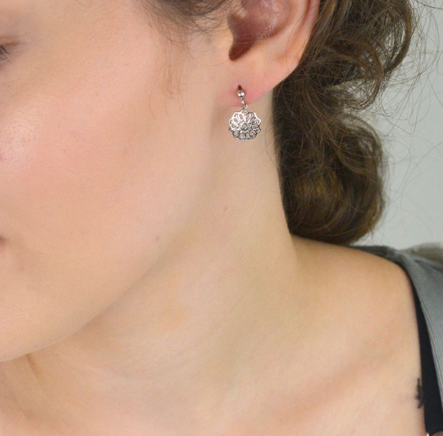 Kolczyki srebrne próby 925 – C19-CHO-IKR0135. Wiszące, ażurowe kwiatki o długości 1,5 cm i szerokości 1,1 cm. Zapięcie na sztyft. Subtelne, romantyczne i wygodne do noszenia na co dzień.1.jpg