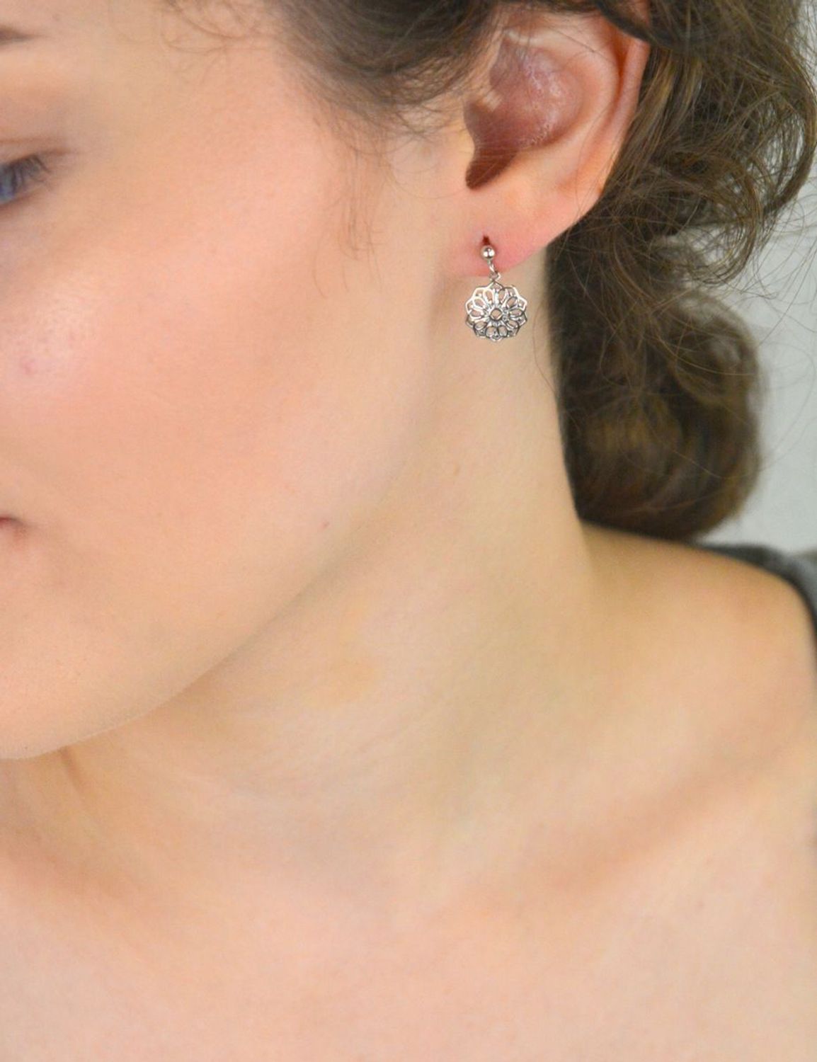 Kolczyki srebrne próby 925 – C19-CHO-IKR0135. Wiszące, ażurowe kwiatki o długości 1,5 cm i szerokości 1,1 cm. Zapięcie na sztyft. Subtelne, romantyczne i wygodne do noszenia na co dzień.1.jpg