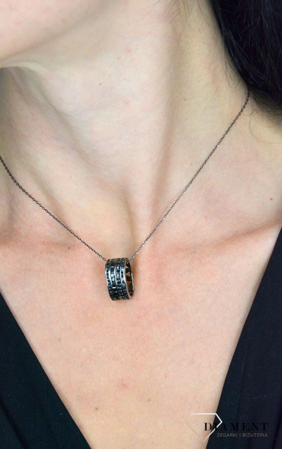 Zawieszka srebrna w kolorze czarnym z cyrkoniami C19-CIJ-IWLC019.jpg