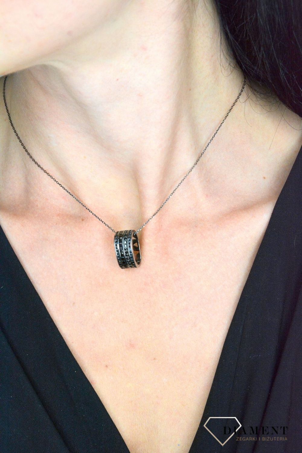 Zawieszka srebrna w kolorze czarnym z cyrkoniami C19-CIJ-IWLC019.jpg