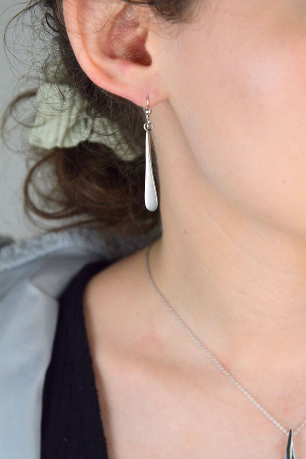 Kolczyki damskie wiszące matowe łezki próba 925, C19-PCS-ICRS004.jpg