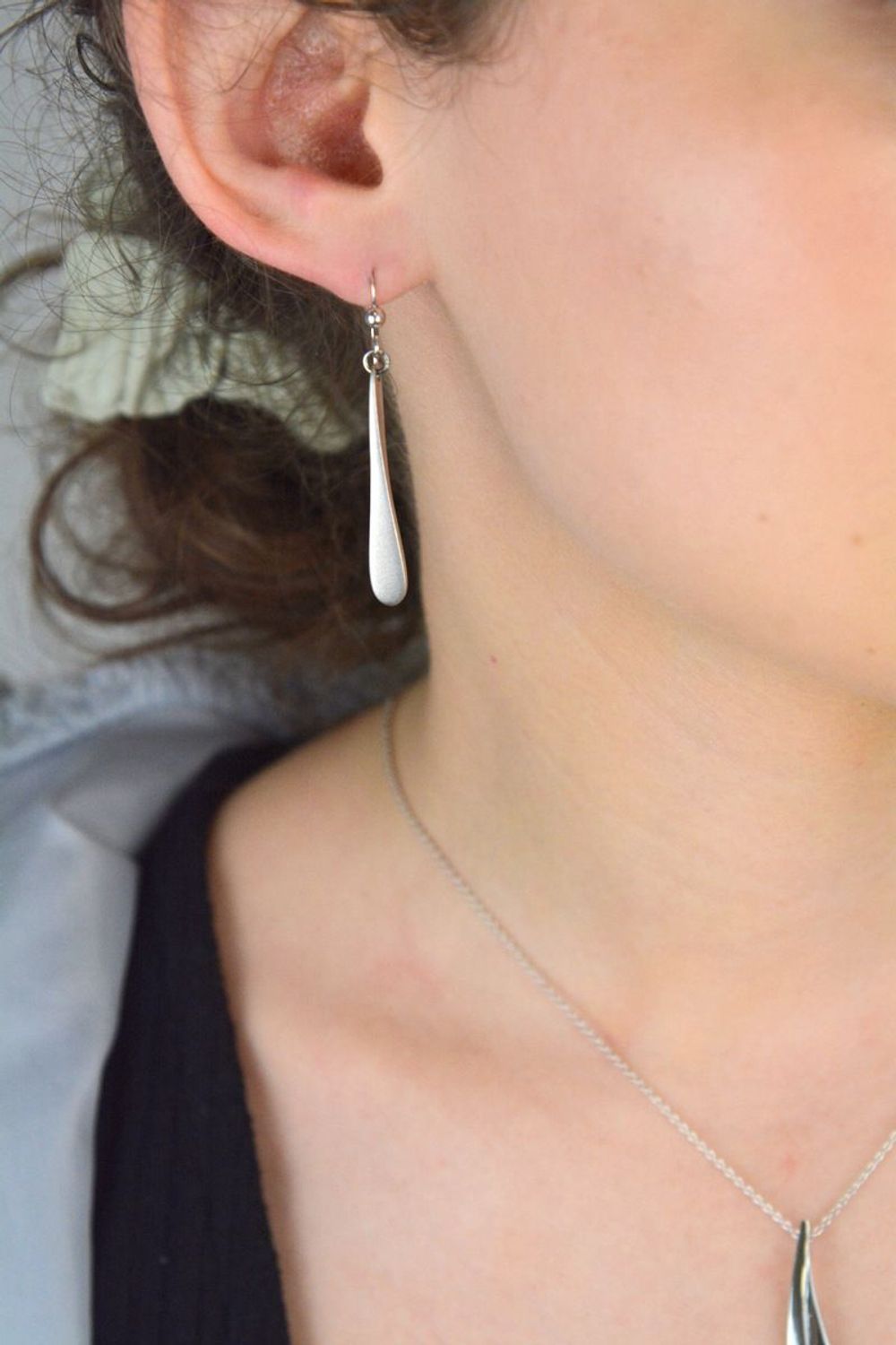 Kolczyki damskie wiszące matowe łezki próba 925, C19-PCS-ICRS004.jpg