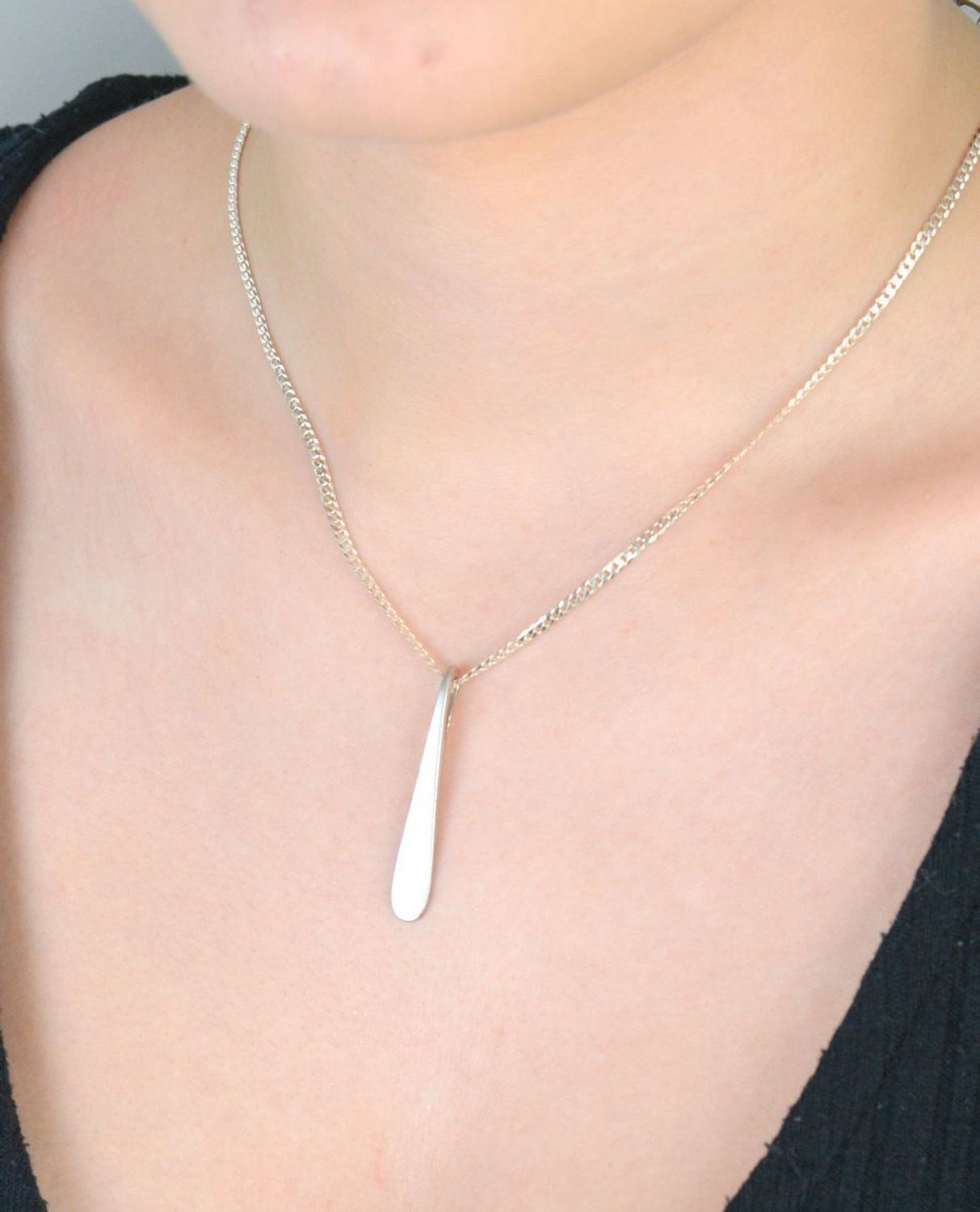 Elegancka zawieszka srebrna podłużna o długości 4 cm i szerokości 6 mm, wykonana ze srebra próby 925. Waga 2,65 g. Idealna minimalistyczna biżuteria do codziennych i wieczorowych stylizacji.1.jpg