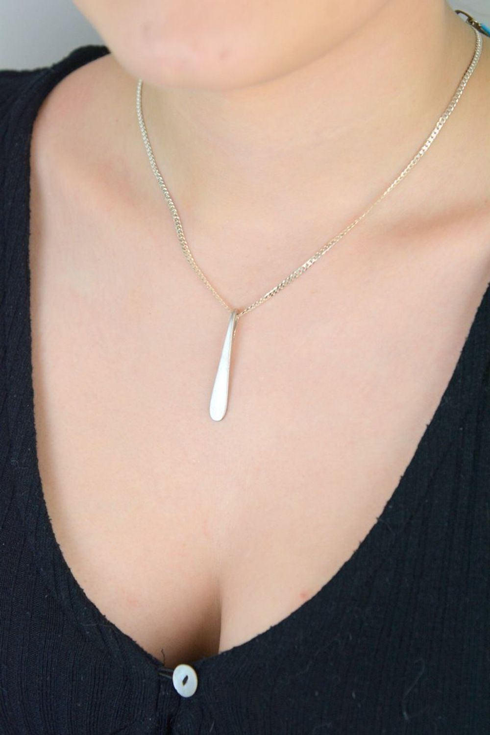 Elegancka zawieszka srebrna podłużna o długości 4 cm i szerokości 6 mm, wykonana ze srebra próby 925. Waga 2,65 g. Idealna minimalistyczna biżuteria do codziennych i wieczorowych stylizacji.1.jpg