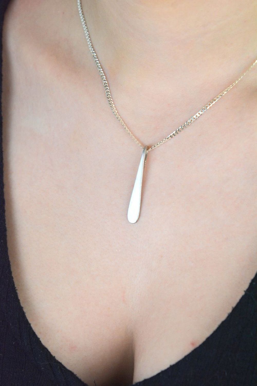 Elegancka zawieszka srebrna podłużna o długości 4 cm i szerokości 6 mm, wykonana ze srebra próby 925. Waga 2,65 g. Idealna minimalistyczna biżuteria do codziennych i wieczorowych stylizacji.1.jpg